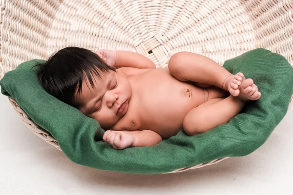 Desnudo Recién Nacido Mixto Raza Bebé Durmiendo Cesta Blanco — Foto de Stock