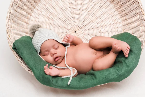 Neugeborenes Mischlingsbaby Strickmütze Schläft Korb Auf Weiß — Stockfoto