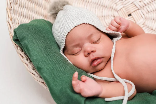 Cute Newborn Mixed Race Baby Knitted Hat Sleeping Basket White — Stock Photo, Image