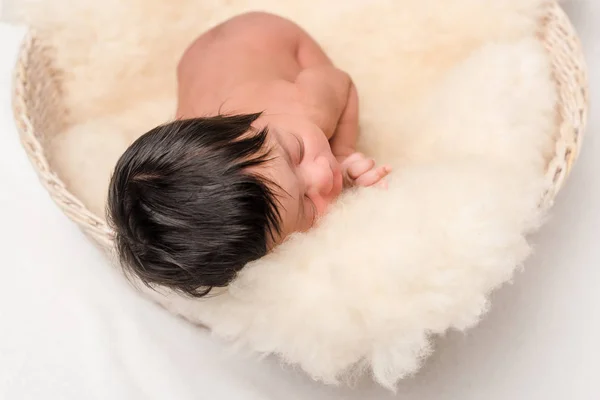 Niedliches Neugeborenes Mischlingsbaby Schläft Auf Weicher Decke Auf Weißem Grund — Stockfoto
