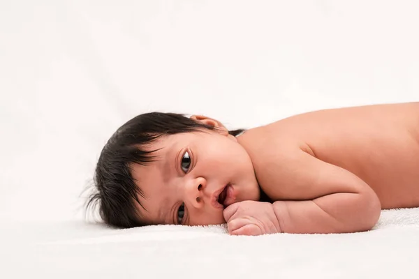 Entzückendes Zweirassiges Und Nacktes Neugeborenes Das Auf Weißem Boden Liegt — Stockfoto