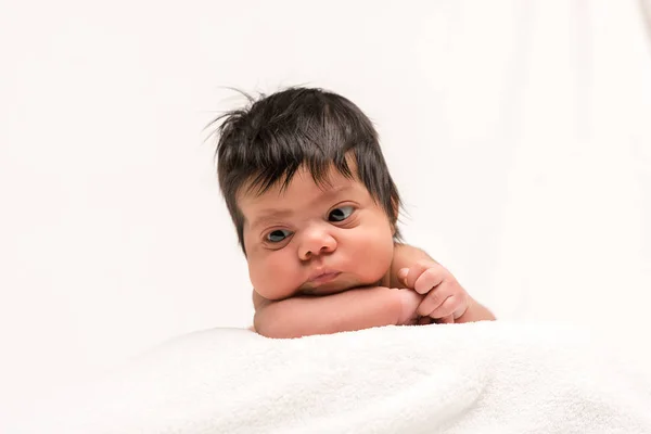 Bebé Recién Nacido Mestizo Adorable Desnudo Aislado Blanco — Foto de Stock