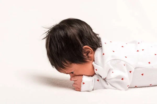 ทารกผสมเช อชาต ดใหม ในทารก Romper นอนบนส ขาว — ภาพถ่ายสต็อก
