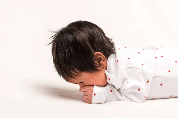 Mischlingsneugeborenes Babystrampler Auf Weißem Grund Liegend — Stockfoto