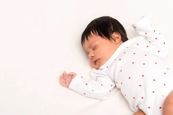 Felső Nézet Kétfajú Újszülött Baby Romper Alszik Elszigetelt Fehér — Stock Fotó