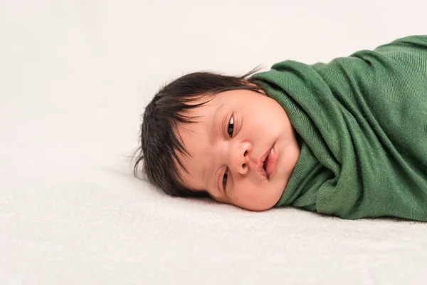 Lindo Bebé Racial Envuelto Manta Verde Acostado Blanco — Foto de Stock