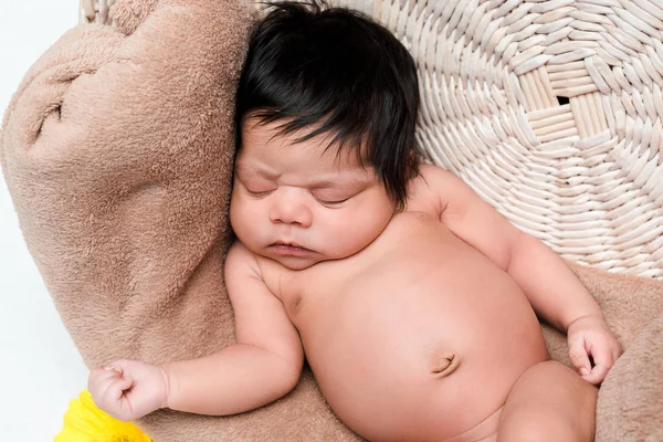 Adorable Mixto Raza Bebé Durmiendo Cesta Aislado Blanco — Foto de Stock