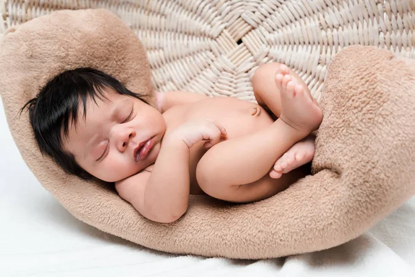 Desnudo Mezclado Raza Bebé Durmiendo Cesta Blanco — Foto de Stock