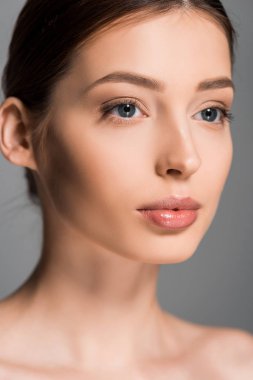 Gri tenli güzel bir kızın portresi.