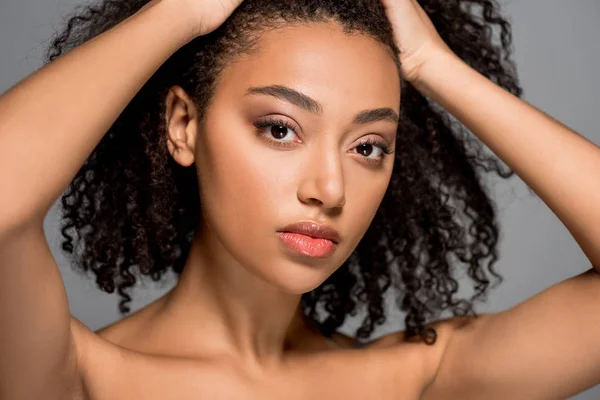 Retrato Chica Afroamericana Atractiva Con Pelo Rizado Aislado Gris — Foto de Stock