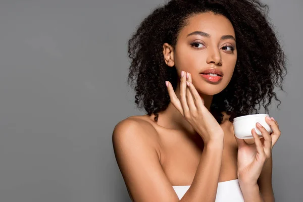 Menina Americana Africana Atraente Aplicando Creme Facial Isolado Cinza — Fotografia de Stock