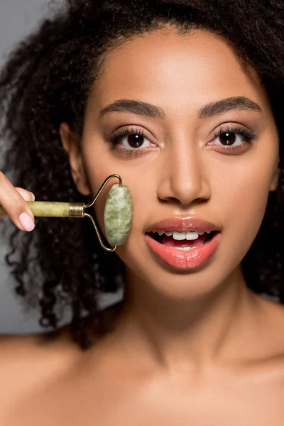 Chica Afroamericana Sonriente Usando Rodillo Jade Aislado Gris — Foto de Stock