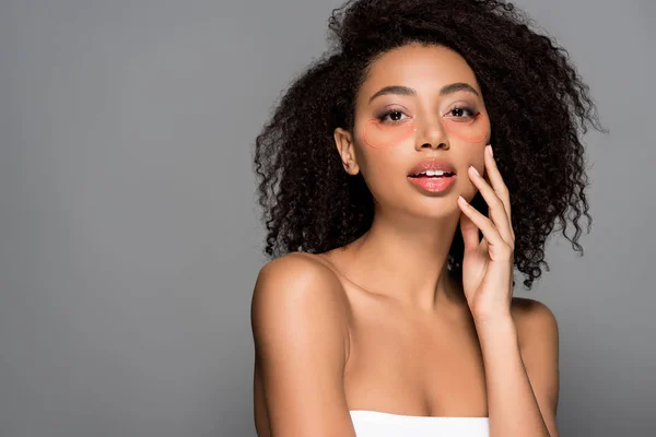 Belle Fille Afro Américaine Avec Des Patchs Hydrogel Oeil Isolé — Photo