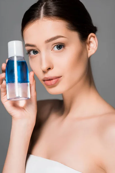 Portret Van Meisje Met Fles Make Remover Geïsoleerd Grijs — Stockfoto