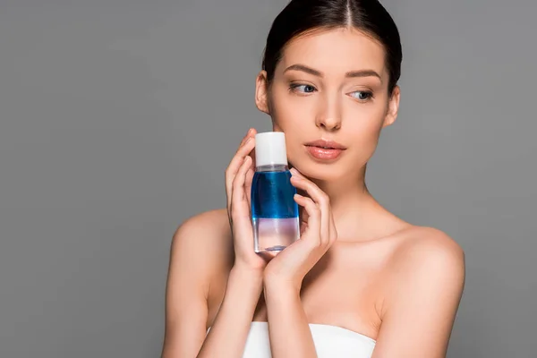 Retrato Hermosa Chica Sosteniendo Botella Removedor Maquillaje Aislado Gris —  Fotos de Stock