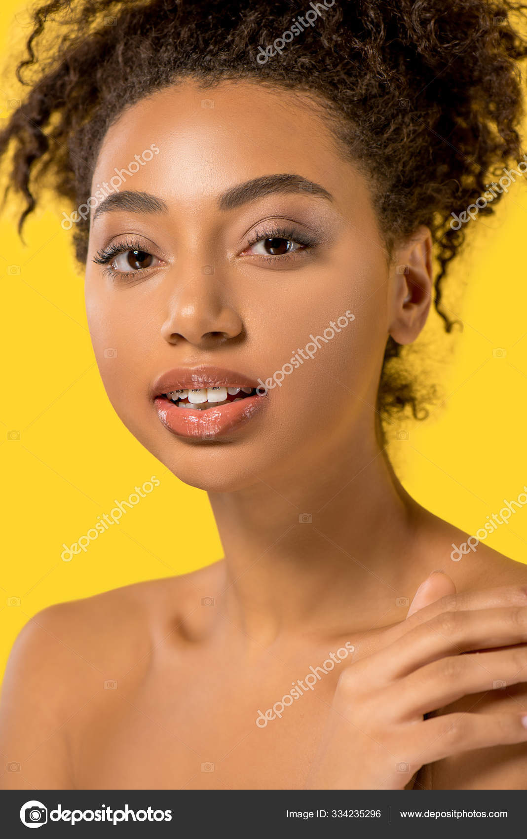 非洲裸体姑娘的画像脸蛋洁白用黄色隔开 图库照片 C Igorvetushko