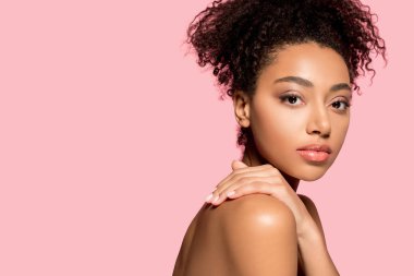 Temiz yüzlü, pembe üzerinde izole edilmiş çıplak Afro-Amerikan kızı portresi.