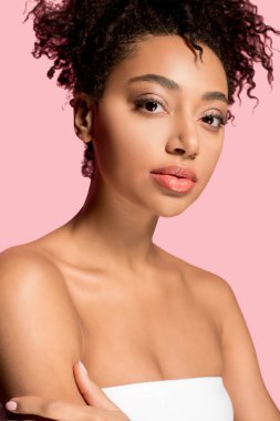 Temiz yüzlü güzel Afro-Amerikan kızı portresi, pembe üzerinde izole edilmiş.