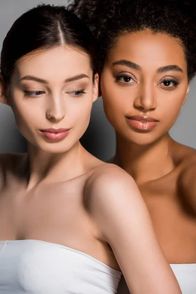 Retrato Hermosas Mujeres Jóvenes Multiculturales Gris — Foto de Stock