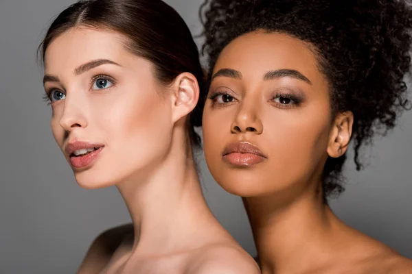 Porträtt Nakna Multiraciala Kvinnor Med Perfekt Hud Isolerad Grått — Stockfoto
