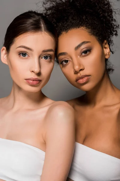 Retrato Chicas Multiculturales Mirando Cámara Aisladas Gris — Foto de Stock