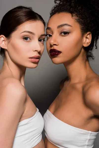 Retrato Hermosas Chicas Multiculturales Con Piel Perfecta Gris — Foto de Stock