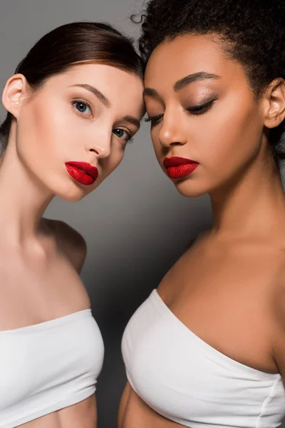 Mulheres Jovens Multiculturais Atraentes Com Lábios Vermelhos Cinza — Fotografia de Stock