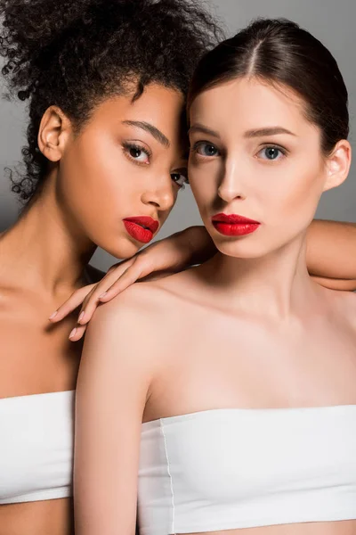 Hermosas Mujeres Multiculturales Con Labios Rojos Aisladas Gris — Foto de Stock