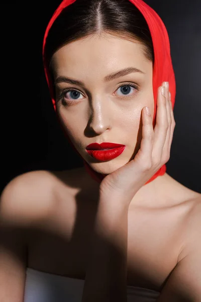 Jovem Atraente Com Cachecol Vermelho Isolado Preto — Fotografia de Stock