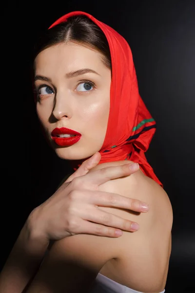 Портрет Красивой Нежной Девушки Красным Шарфом Изолированный Черном — стоковое фото