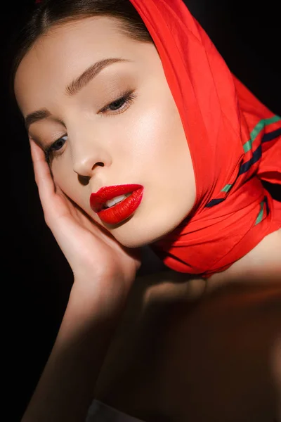 Retrato Chica Elegante Atractiva Con Bufanda Roja Aislado Negro —  Fotos de Stock