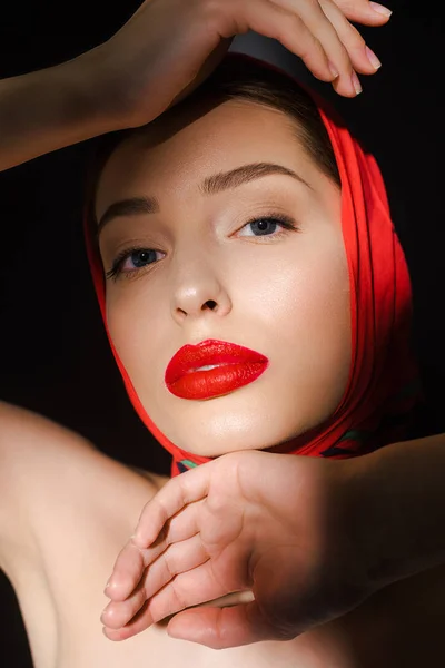 Retrato Mujer Elegante Atractiva Con Bufanda Roja Aislado Negro —  Fotos de Stock