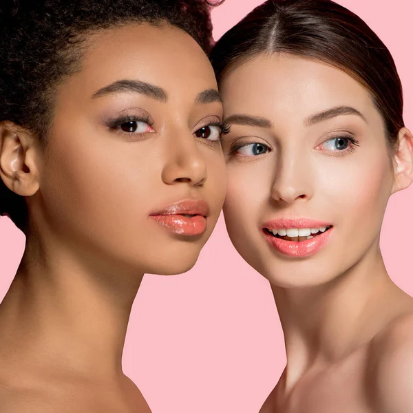 Portré Pozitív Multikulturális Lányok Tökéletes Bőr Elszigetelt Rózsaszín — Stock Fotó