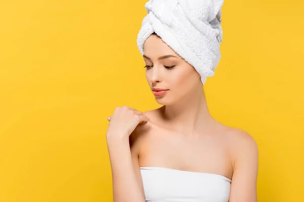 Menina Atraente Com Toalha Cabeça Isolado Amarelo — Fotografia de Stock