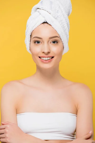 Portret Pięknej Uśmiechniętej Dziewczyny Ręcznikiem Głowie Odizolowany Żółto — Zdjęcie stockowe