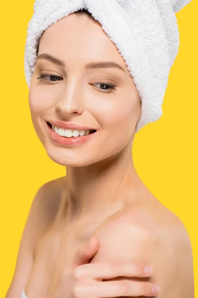 Retrato Bela Menina Sorridente Com Toalha Cabeça Isolado Amarelo — Fotografia de Stock
