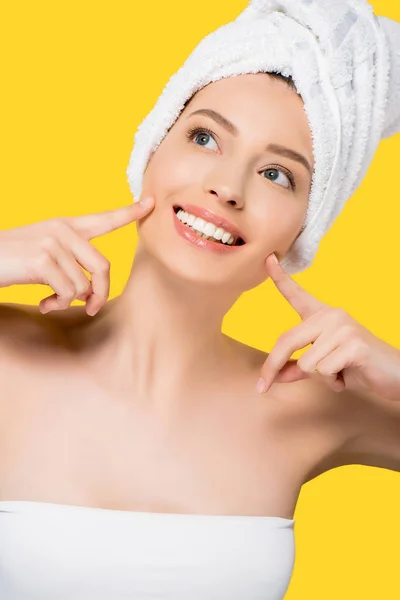 Menina Sorrindo Nua Com Toalha Cabeça Isolado Amarelo — Fotografia de Stock