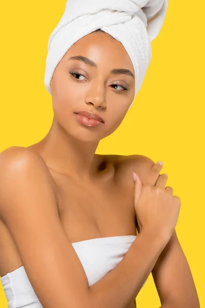 Hermosa Chica Afroamericana Con Toalla Cabeza Aislado Amarillo — Foto de Stock