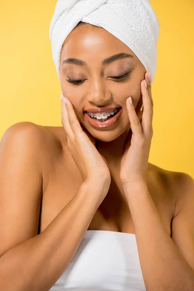 Жизнерадостная Африканская Американка Брекетами Зубах Изолированная Желтом — стоковое фото