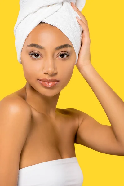 Retrato Jovem Afro Americana Com Toalha Cabeça Isolado Amarelo — Fotografia de Stock