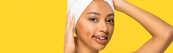 Plano Panorámico Sonriente Mujer Afroamericana Con Toalla Cabeza Aislado Amarillo — Foto de Stock