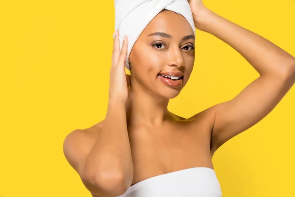 Ritratto Felice Ragazza Afroamericana Con Asciugamano Sulla Testa Isolato Giallo — Foto Stock