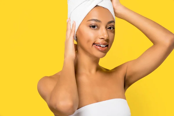 Retrato Menina Americana Africana Feliz Com Toalha Cabeça Isolado Amarelo — Fotografia de Stock