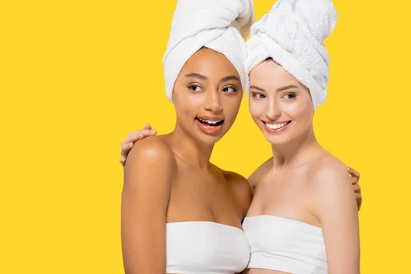 Smiling Multicultural Girls Towels Heads Isolated Yellow — 스톡 사진