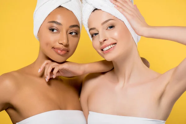 Χαρούμενα Πολυφυλετικά Κορίτσια Πετσέτες Στο Κεφάλι Απομονωμένα Στο Κίτρινο — Φωτογραφία Αρχείου