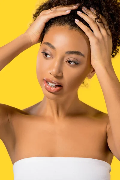 Portret Van Afrikaans Amerikaans Meisje Met Schoon Gezicht Geïsoleerd Geel — Stockfoto