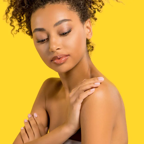 Portré Érzékeny Afro Amerikai Lány Tiszta Arccal Elszigetelt Sárga — Stock Fotó