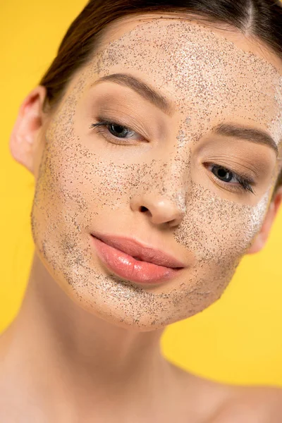 Porträt Eines Schönen Mädchens Mit Peeling Maske Isoliert Auf Gelb — Stockfoto