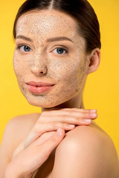 Mooie Jonge Vrouw Met Peeling Masker Geïsoleerd Geel — Stockfoto