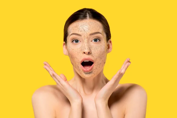 Mujer Joven Conmocionada Con Mascarilla Peeling Aislado Amarillo —  Fotos de Stock